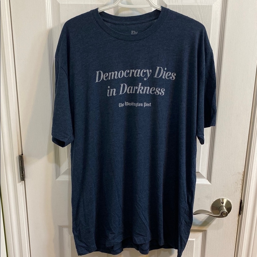 'Democracy Dies in Darkness' Washington Post T-shirt Navy Men’s Size XXL Tee